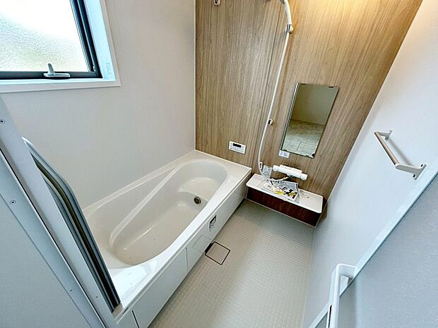 【浴室】 ゆったり入れる浴槽、一日の疲れを癒してくれるくつろぎのバスタイムを…