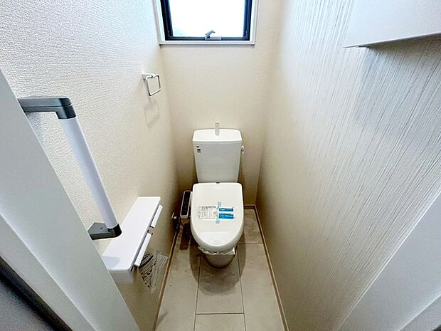 【トイレ】 多機能な温水洗浄便座付きでお掃除がしやすい、清潔なトイレです
