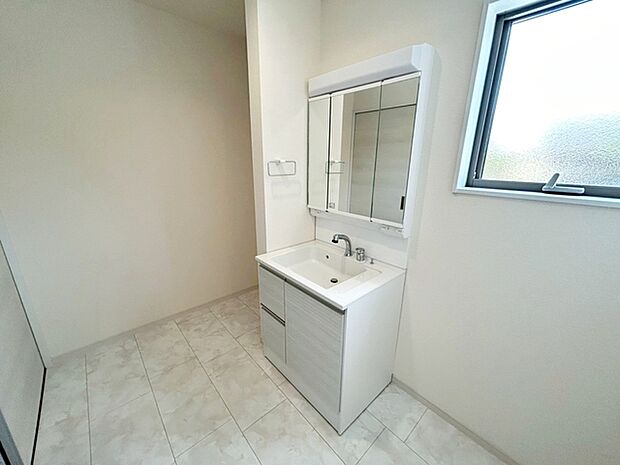 【洗面台】 洗面台の三面鏡の裏には収納があるので、見られたくないものの収納に便利