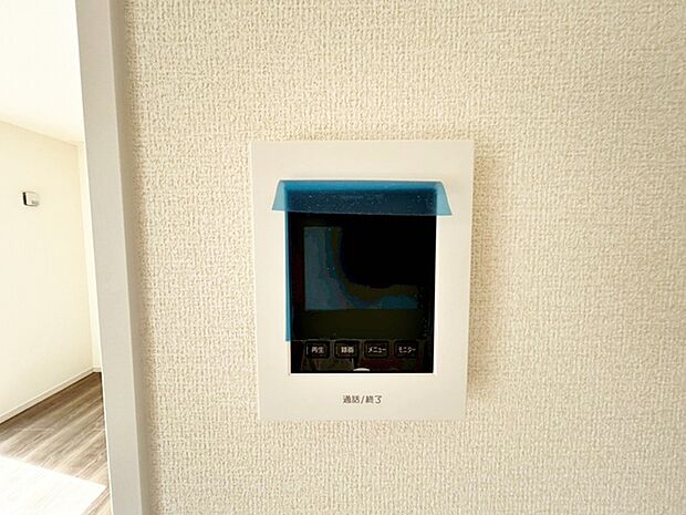 留守中の来訪者画像を自動で録画・保存できる録画機能を内蔵。防犯性に優れた安心のシステム。スッキリとしたデザインで、誰でも簡単に操作していだけます。