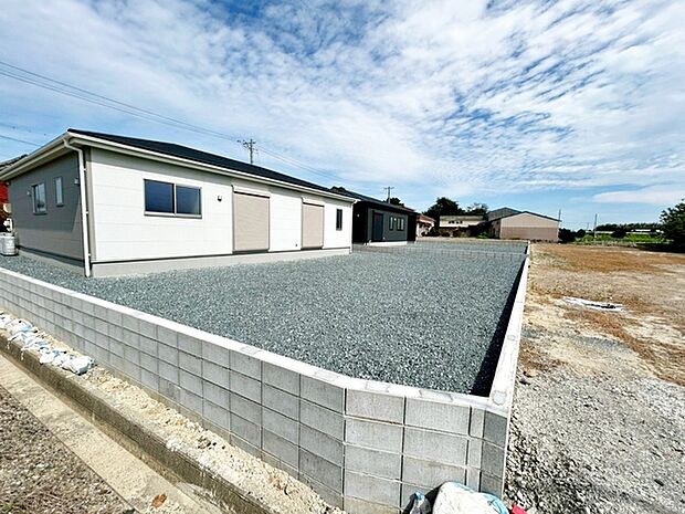 ハーブやお花を植えてガーデニングを楽しんだり、プール遊びや家族でBBQなど楽しみ広がる南庭。