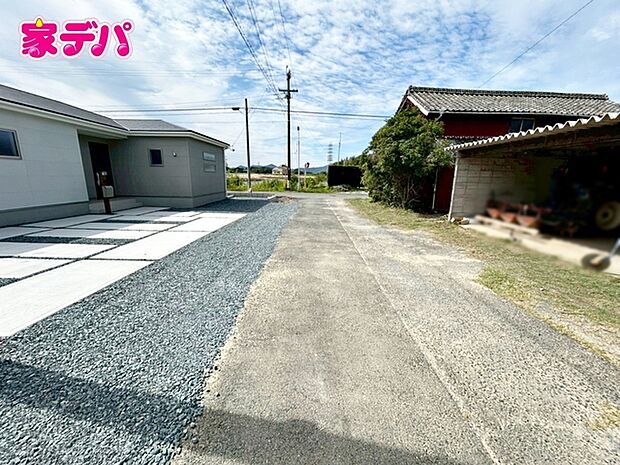 前面道路:北側約6.6m幅 前面道路は公道で、車のすれ違いもらくらく広々6mの幅があります