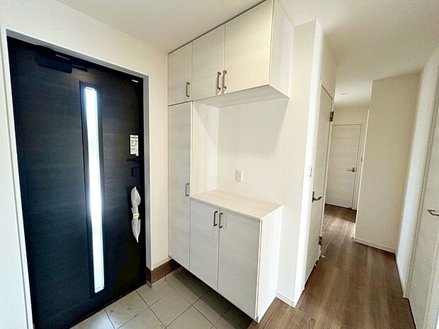 天井までのシューズボックスは容量もたっぷり入ります。中央飾り棚には季節感ある演出が楽しめます。