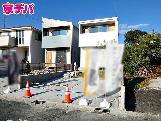 地域に密着した不動産販売でお客様のニーズに、経験豊富なスタッフが柔軟にご対応させて頂きます。(右側の建物です)