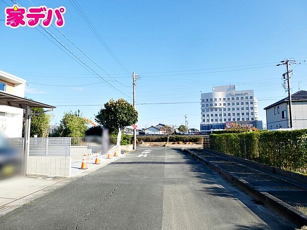 前面道路は車通り少ないのでお子様も安心して暮らせる環境です