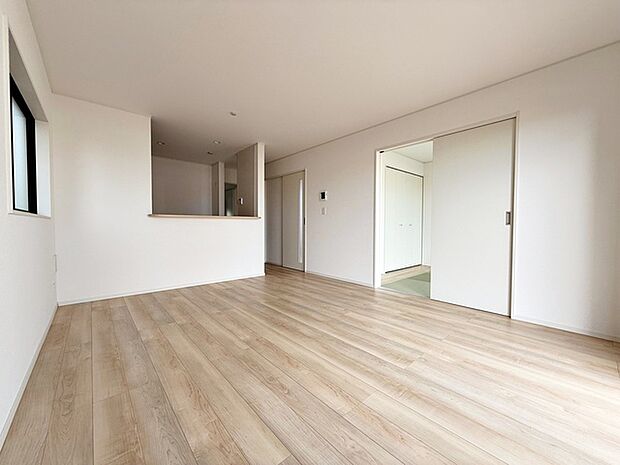 【リビング15帖】 和室と一体利用できるリビング。扉を閉めて個室としても使え、お子さまのお昼寝場所にもピッタリです。