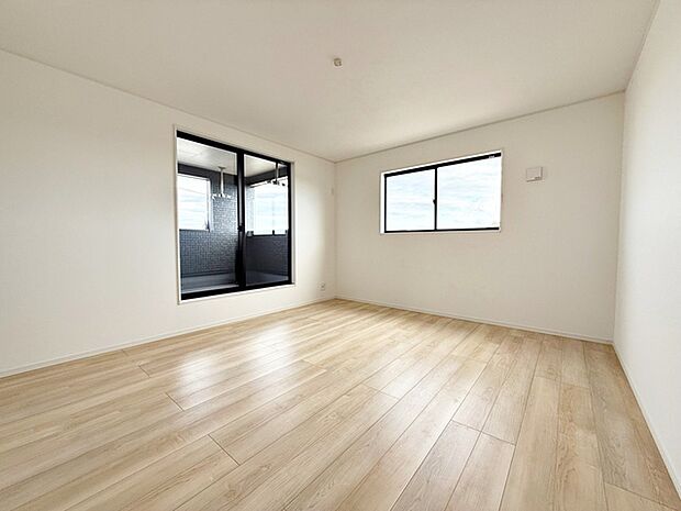 【洋室9.5帖】 主寝室です。二面採光で明るく、風通しも良好です。ご夫婦のくつろぎの場所として最適です！ 