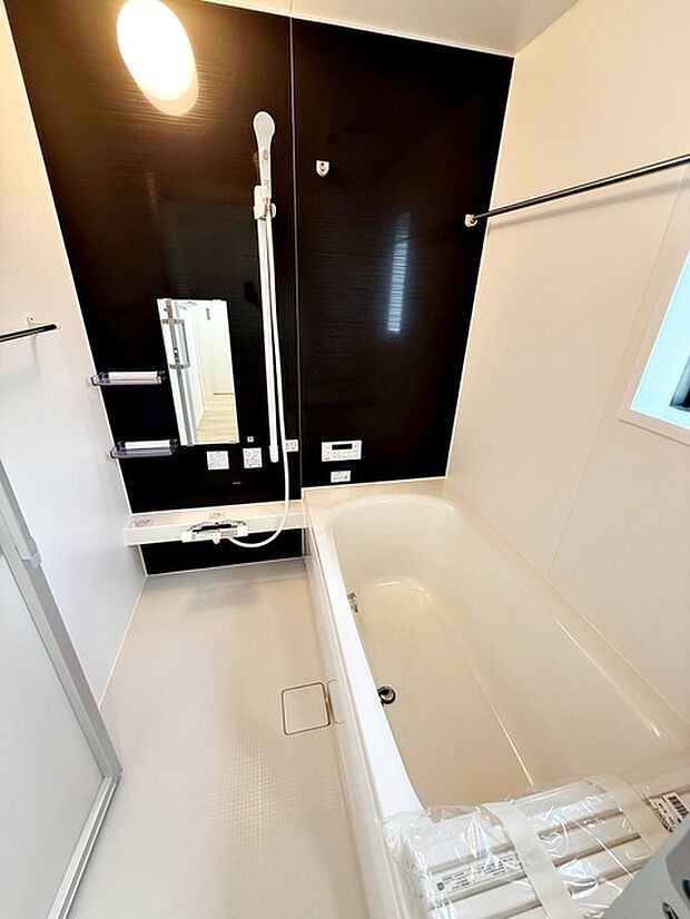 【浴室】 ゆったり入れる浴槽、一日の疲れを癒してくれるくつろぎのバスタイムを… 