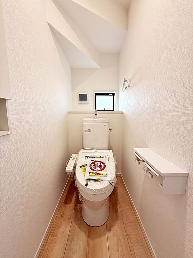【トイレ】 多機能な温水洗浄便座付きでお掃除がしやすい、清潔なトイレです