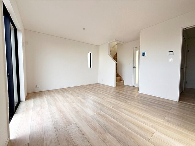 【リビング15.7帖】 リビング内の階段から2階へアクセス。家族が自然と顔を合わせコミュニケーションも高まりますね！  