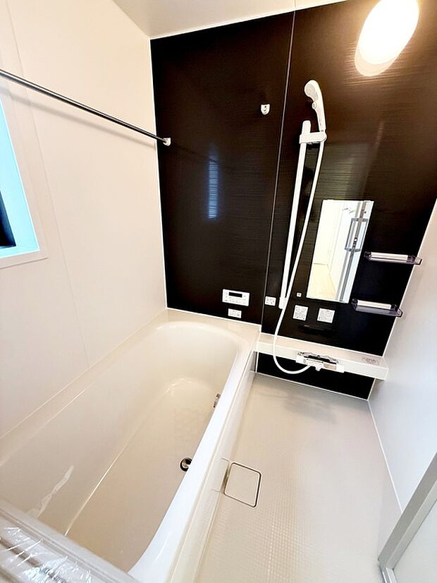 【浴室】 ゆったり入れる浴槽、一日の疲れを癒してくれるくつろぎのバスタイムを… 