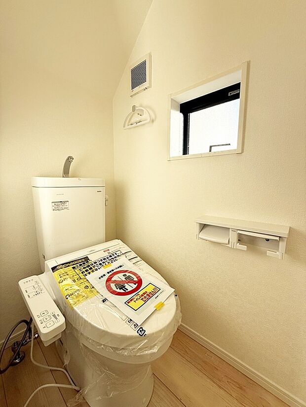 【トイレ】 1、2階共にシャワー機能付！小窓が付いている為換気もスッキリして頂けます。 
