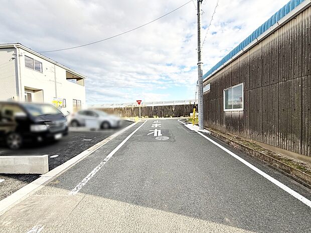 前面道路：南東側約14.7ｍ幅、前面道路は見通しが良く、車の移動もスムーズに行えます。 