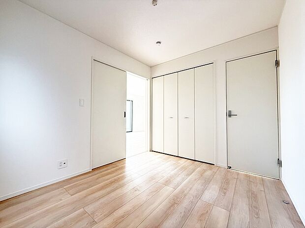 【洋室5.2帖】 続き間の洋室は収納スペースとして利用したり、一つのお部屋としてご使用いただけます。  