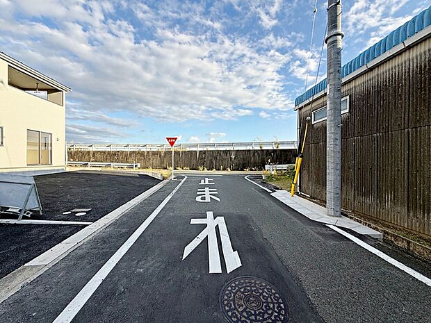 前面道路：南東側約14.5ｍ幅、前面道路は車通り少ないのでお子様も安心して暮らせる環境です 