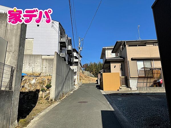 前面道路：東側4ｍの位置指定道路に接しております。