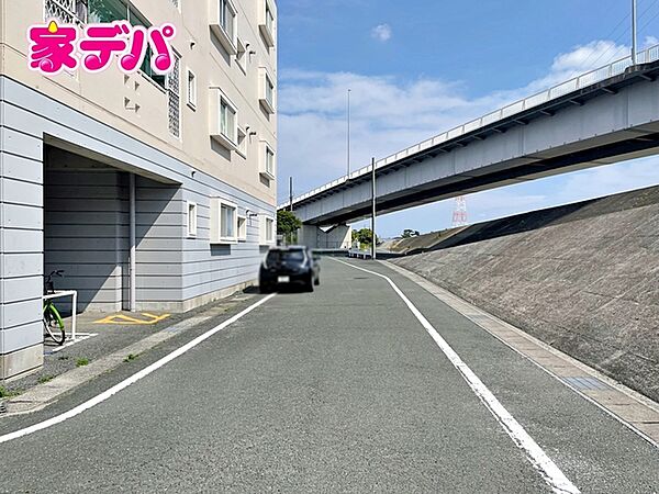 前面約6ｍ幅の道路に面しており、通行や駐車の際に余裕がある広さです。運転が苦手な方でもラクラク！