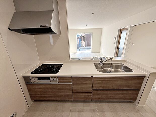 【キッチン】 リビングで遊んでいるお子様を見ながらお料理ができ、子育て中のパパママにも安心の設計です!