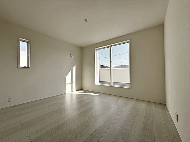 【洋室7.75帖】 キングサイズのベッドも置ける7.75帖のゆとりある主寝室。光も取り入れやすく明るい空間になっています。