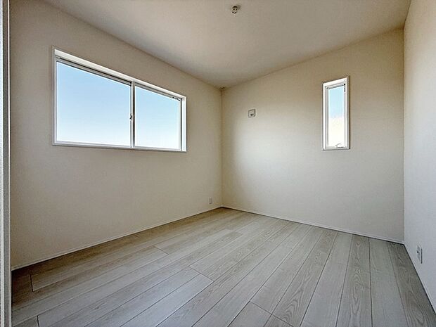 【洋室5.25帖】 2面採光で、晴れの日の日中はいつも明るい室内に。窓を開放すれば気持ちの良い風が入ります。