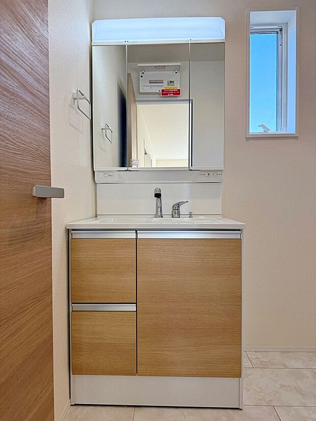 【洗面台】 洗面台の三面鏡の裏には収納があるので、見られたくないものの収納に便利