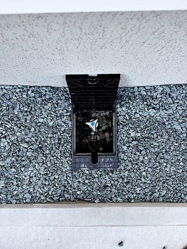 玄関横には散水栓が設置されています!お庭の水撒き、洗車、お掃除、お子様の水遊びなど便利です!