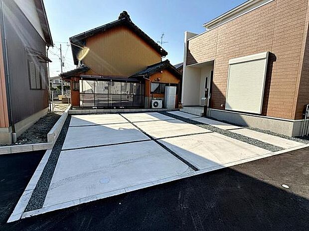 駐車場は2台分を確保、並列で駐車できます。