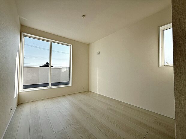 【洋室5.63帖】 バルコニーに続く大きな窓があり、洗濯物やお布団などをそのまま部屋に取り込むことができます。