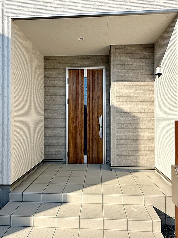 【玄関】 雨の日の出入りも濡れにくい玄関ポーチ