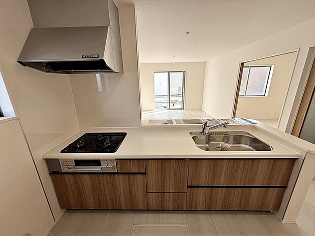 【キッチン】 小さなお子様にも目が届く、使い勝手の良い対面キッチンで楽しくお料理ができます!