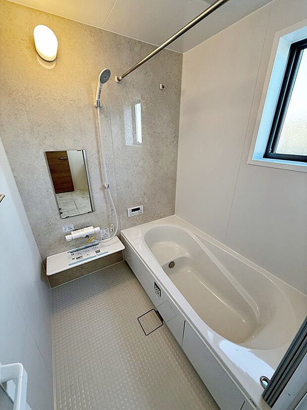 【浴室】 ゆったり入れる浴槽、一坪サイズのゆとりの空間。一日の疲れを癒してくれるくつろぎのバスタイムを…