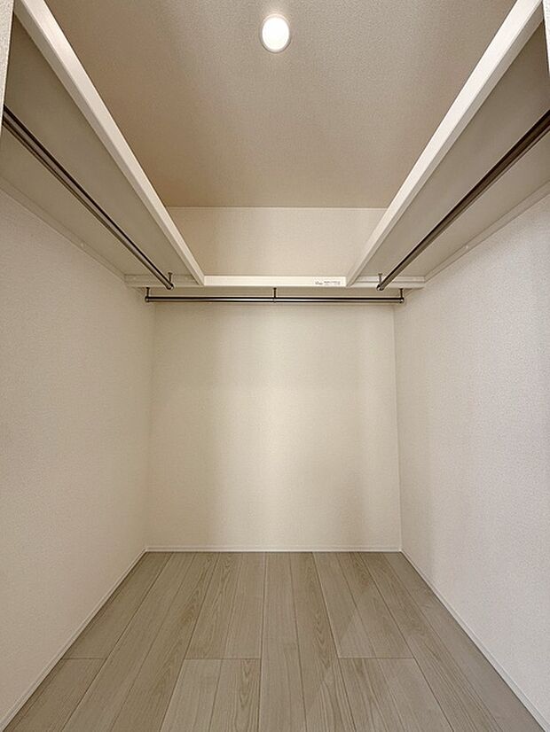 【ウォークインクローゼット】 ハンガーにかけた洋服、帽子やバッグ他収納した物を見渡すことができ整理整頓がしやすい!