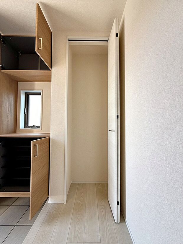 1階廊下には収納スペースを設けております!靴の空箱や防災グッズの収納など、様々な面にご活用していただけます!