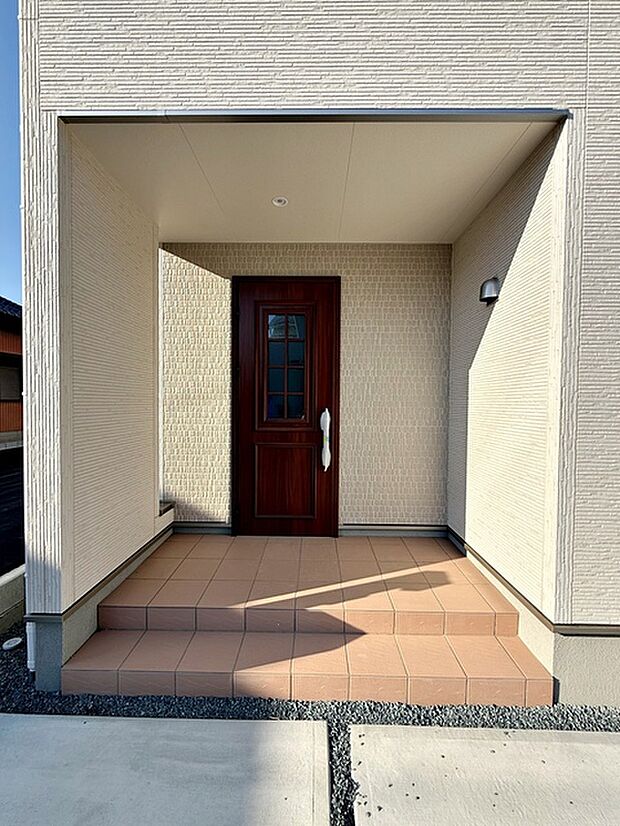 【玄関】 お洒落な玄関ポーチがご家族のお帰りを明るくお迎えしてくれます。