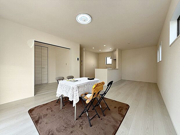 【リビング17帖】 17帖の広さを確保した南向きのリビング・ダイニング。採光に恵まれ心地よい空間