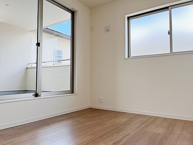 【施工例】2面採光で、晴れの日の日中はいつも明るい室内に。窓を開放すれば気持ちの良い風が入ります。