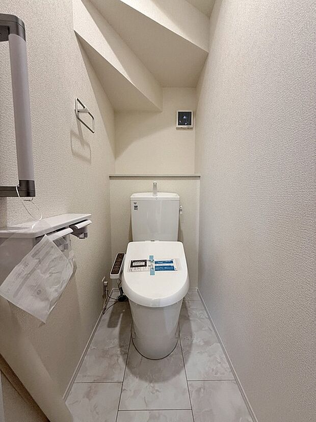 【トイレ】 各フロア1カ所ずつシャワー機能付トイレを設置しており、忙しい朝の混雑も解消!