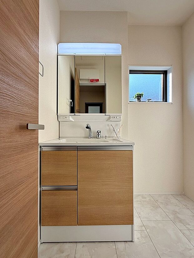 【洗面台】 収納力と機能性に優れた洗面台で、朝の忙しい時間でも身支度準備がスムーズにできます。