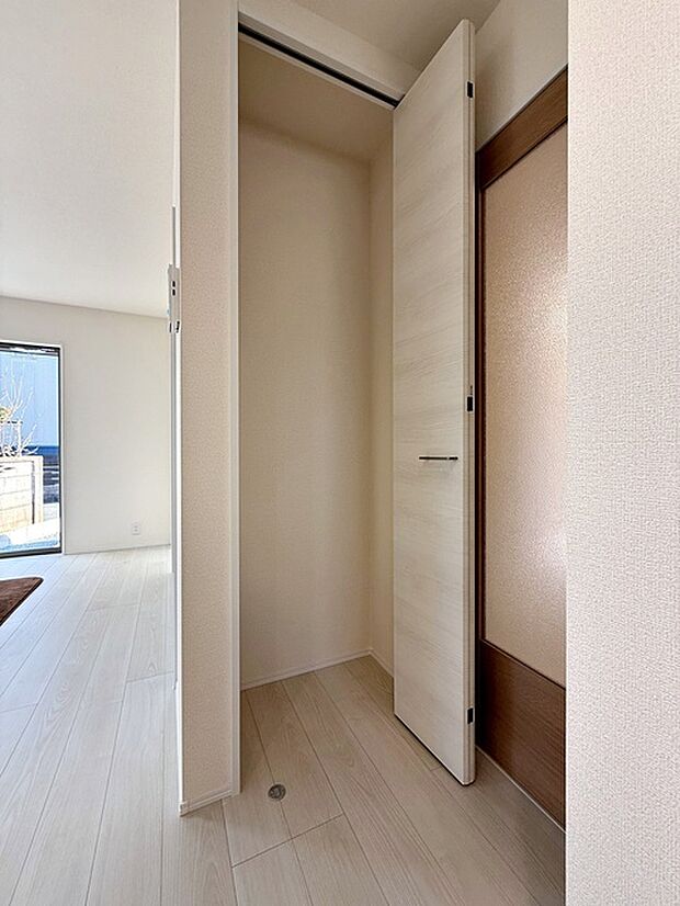 リビング内の収納スペース!学校のプリント類や掃除道具の収納などに便利です。