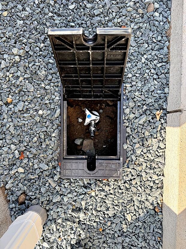 玄関横には散水栓が設置されています!お庭の水撒き、洗車、お掃除、お子様の水遊びなど便利です!