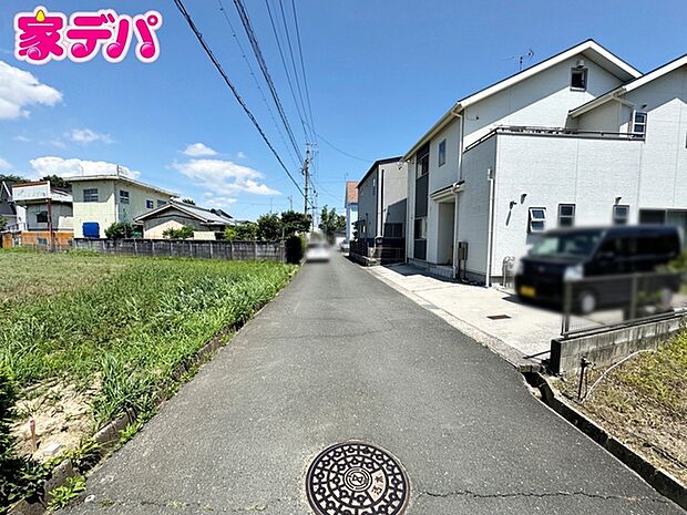 前面道路は車通り少ないのでお子様も安心して暮らせる環境です