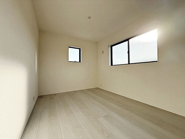 【洋室6帖】 腰窓で机や家具の配置がしやすい洋室6帖。子供部屋や書斎にもオススメです!