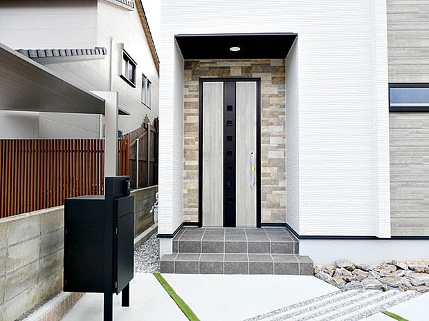 【玄関】 雨の日の出入りも濡れにくい玄関ポーチ