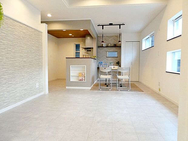 【リビング15.7帖】 落ち着いた色味のアクセントクロスを壁の一部に使うと、暗くなりすぎず部屋全体が落ち着いた空間になります 