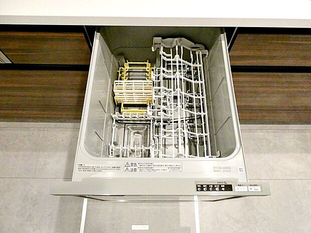 食器洗浄乾燥機は時間のかかる食器洗いを楽にしてくれる上に水道代も安くなるスグレモノ