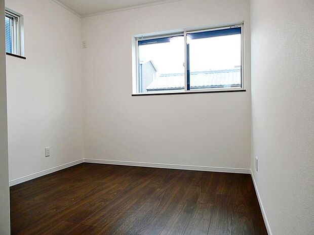 【洋室5.2帖】 お子様にとっての初めての「自分の部屋」。学習机やベッドの配置もラクラクです。 