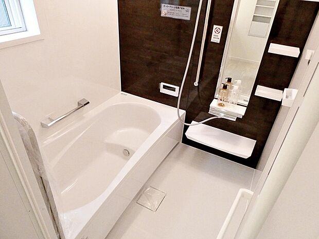 【浴室】 浴室は1坪タイプで親子一緒に入浴しても広くご利用できます!ステップ付きの浴槽は節水効果も。