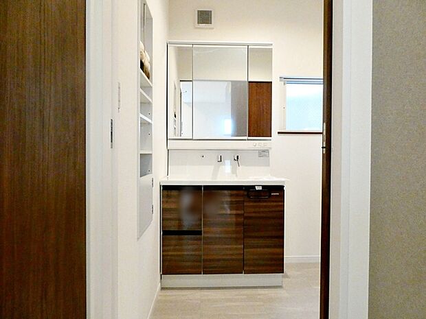 【洗面台】 洗面台の三面鏡の裏には収納があるので、見られたくないものの収納に便利