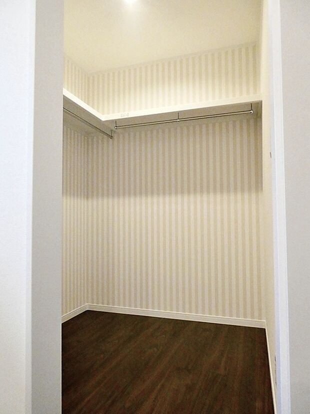 【ウォークインクローゼット】 WICは洋服、帽子、バッグなど全て収納可能！お部屋がスッキリ整理整頓できます！ 