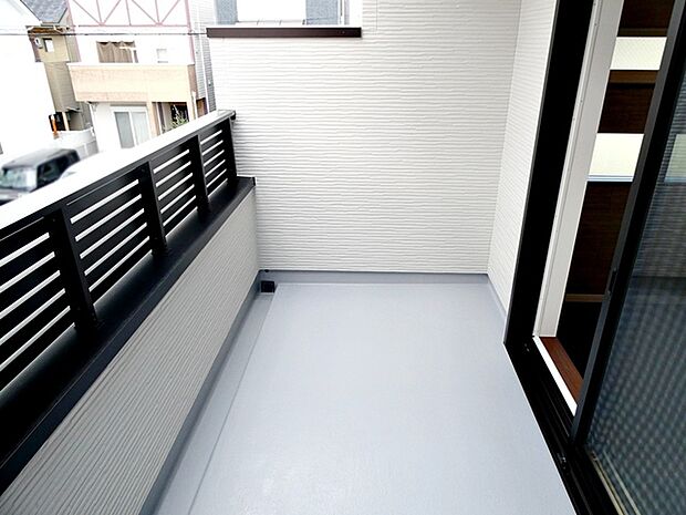 【バルコニー】 バルコニーを主寝室に配置する事で、小さなお子様のいる家庭も安心安全な生活